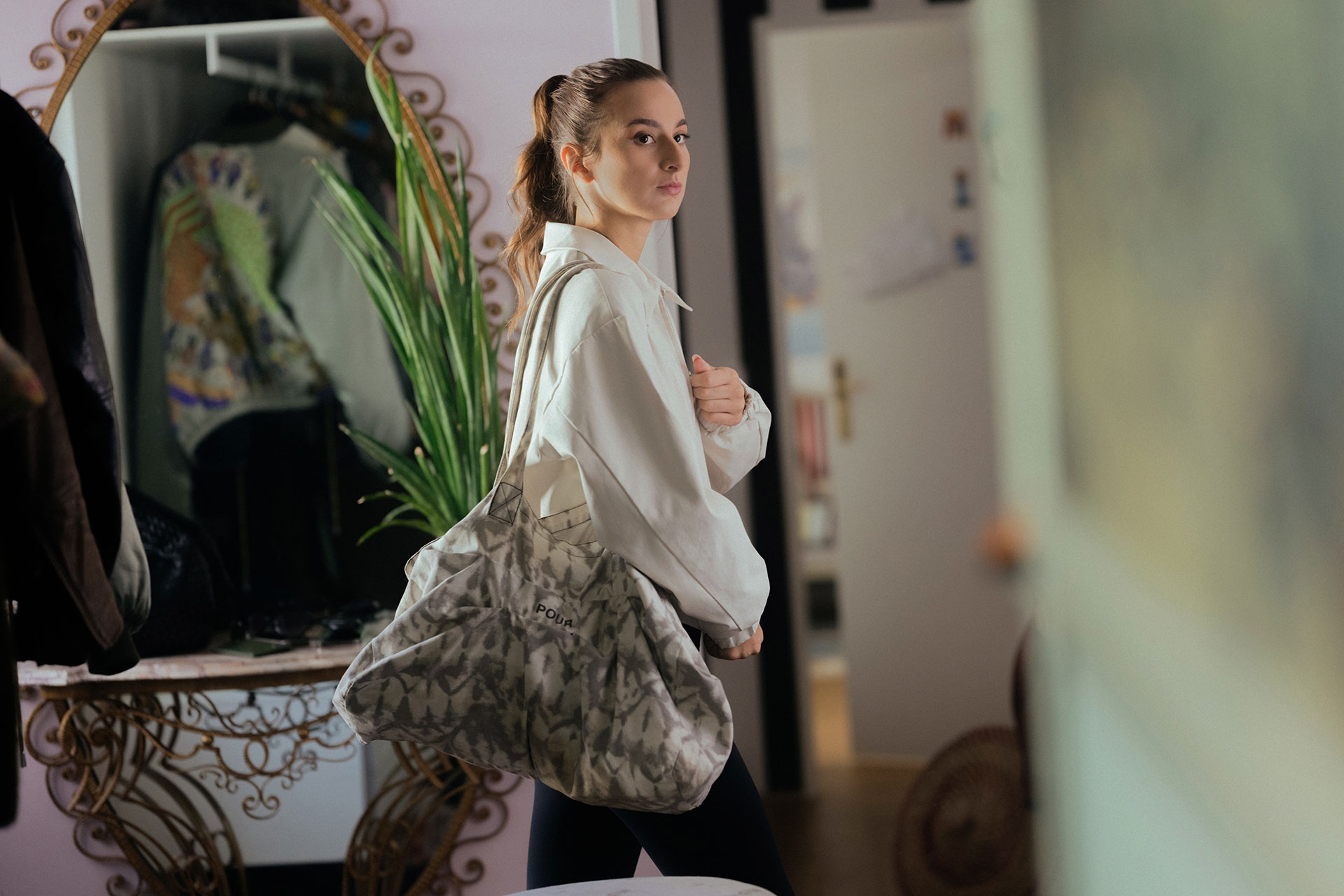 Junge Studentin mit Sporttasche Wie starte ich?