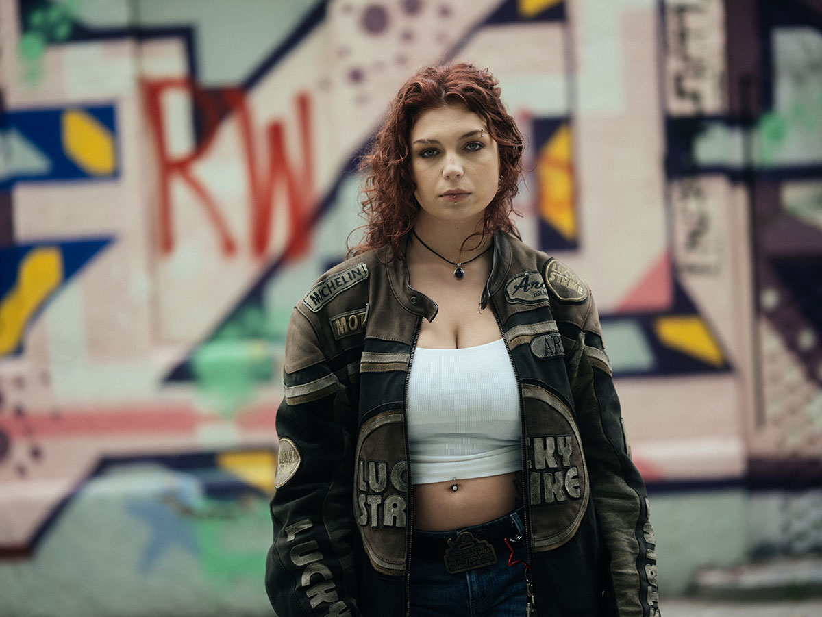 Rothaarige junge vor Graffitiwand Reden wir übers Investieren