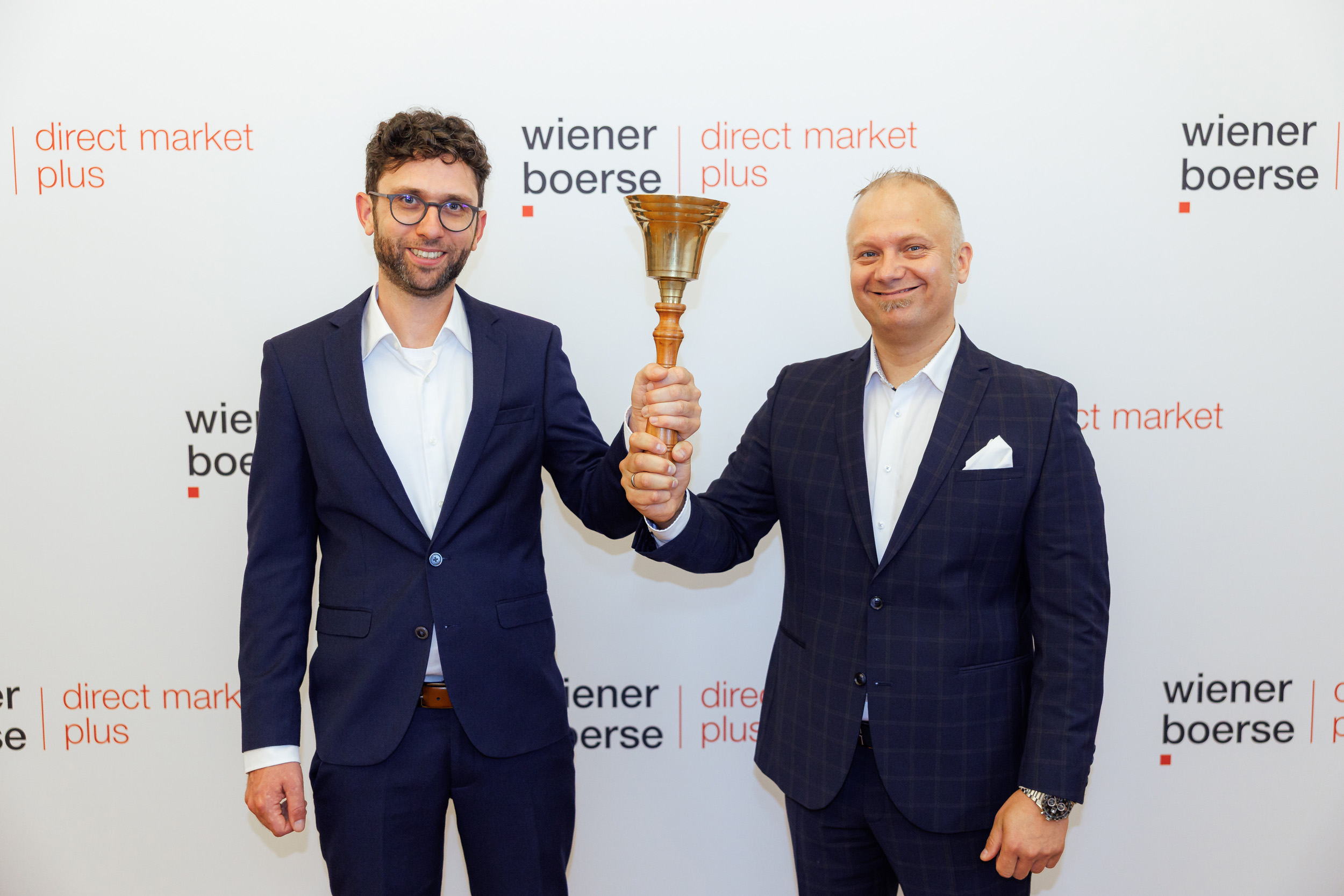 REPLOID Group AG CEO Philip Pauer läutet die Börsenglocke zum Handelsstart REPLOID Group AG CEO Philip Pauer läutet die Börsenglocke zum Handelsstart